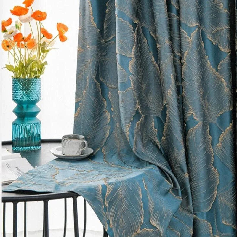 Rideau élégant avec motif de grandes feuilles dans des tons bleus, parfait pour ajouter une touche de sophistication à votre intérieur. Ce rideau design s'harmonise avec une décoration moderne et apporte une ambiance apaisante à votre salon ou chambre. Idéal pour ceux qui cherchent à embellir leur espace avec style.