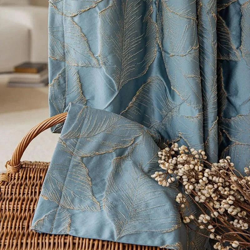 Rideau bleu élégant avec motif feuille dorée, idéal pour une décoration intérieure raffinée. Ce rideau ajoute une touche naturelle et sophistiquée à votre salon ou chambre. Parfait pour créer une ambiance chaleureuse et accueillante. Disponible en plusieurs dimensions pour s'adapter à vos besoins.