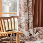 Rideaux élégants avec motif floral brun sur fond clair, suspendus près d'une fenêtre, apportant une touche raffinée et naturelle à votre décoration intérieure. Parfaits pour créer une atmosphère chaleureuse et accueillante dans votre salon ou chambre à coucher, ces rideaux s'harmonisent aisément avec divers styles de mobilier. Profitez de la lumière naturelle tout en préservant votre intimité grâce à cette solution décorative moderne et tendance.