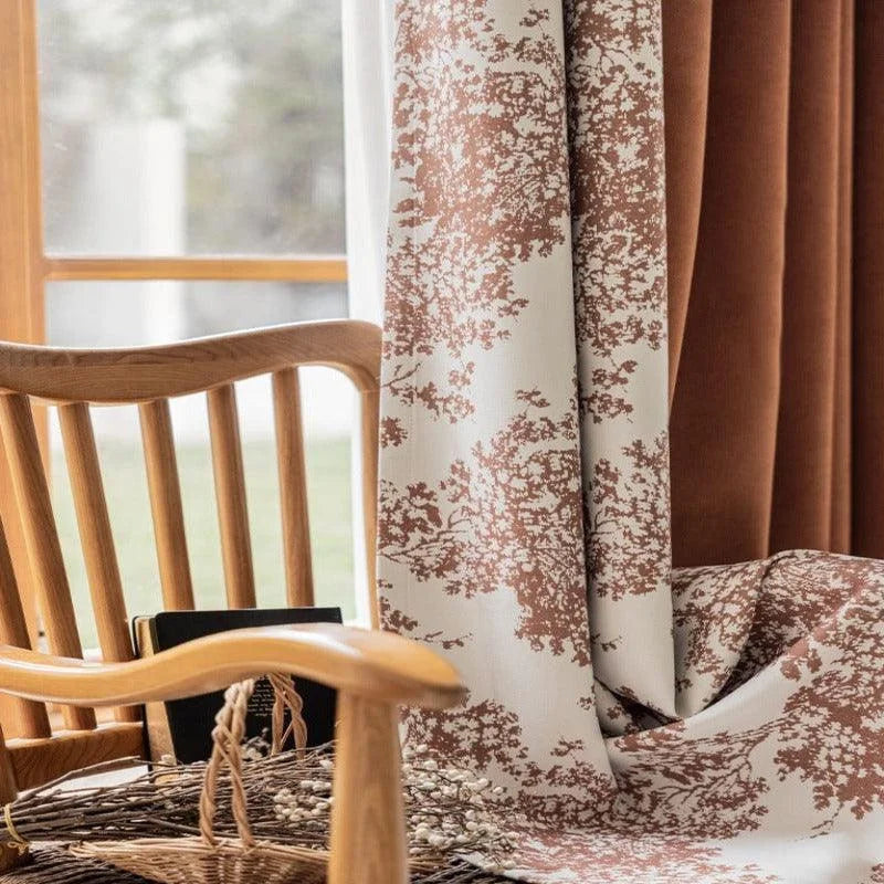 Rideaux élégants avec motif floral brun sur fond clair, suspendus près d'une fenêtre, apportant une touche raffinée et naturelle à votre décoration intérieure. Parfaits pour créer une atmosphère chaleureuse et accueillante dans votre salon ou chambre à coucher, ces rideaux s'harmonisent aisément avec divers styles de mobilier. Profitez de la lumière naturelle tout en préservant votre intimité grâce à cette solution décorative moderne et tendance.