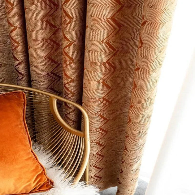 Rideaux design avec motifs géométriques orange, ajoutant une touche élégante à votre intérieur. Parfaite harmonie avec un fauteuil moderne en métal doré et un coussin orange vif. Idéal pour un salon au style contemporain et chaleureux. Accents décoratifs qui captent la lumière et rehaussent l'ambiance de la pièce, créant un espace accueillant et stylé.