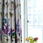 Rideau décoratif à motifs floraux colorés, idéal pour apporter une touche de fraîcheur et d'élégance à votre salon ou chambre. Design floral vibrant avec des nuances violettes, bleues et vertes, parfait pour créer une ambiance naturelle et accueillante. Accessoire de décoration intérieure moderne pour embellir vos fenêtres tout en ajoutant du charme et du style à votre espace de vie.