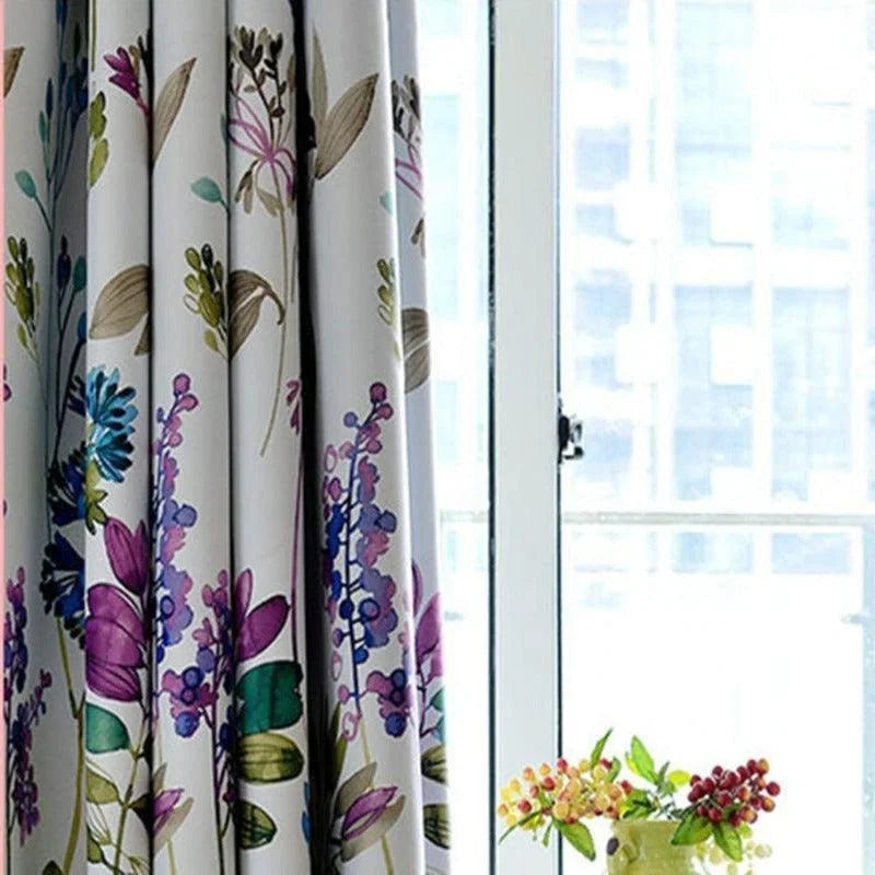 Rideau décoratif à motifs floraux colorés, idéal pour apporter une touche de fraîcheur et d'élégance à votre salon ou chambre. Design floral vibrant avec des nuances violettes, bleues et vertes, parfait pour créer une ambiance naturelle et accueillante. Accessoire de décoration intérieure moderne pour embellir vos fenêtres tout en ajoutant du charme et du style à votre espace de vie.