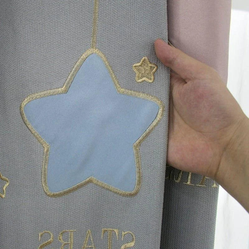 Rideau décoratif avec motif étoilé, idéal pour chambre d'enfant ou espace créatif. Design moderne avec étoile centrale bleue et détails dorés brodés. Parfait pour ajouter une touche de fantaisie et de couleur à votre intérieur.