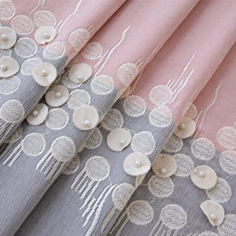 Rideau élégant avec motifs circulaires en relief, dégradé de couleurs pastel rose et gris, décoré de perles délicates. Parfait pour ajouter une touche de sophistication et de charme à votre décoration intérieure. Idéal pour salons et chambres à coucher.