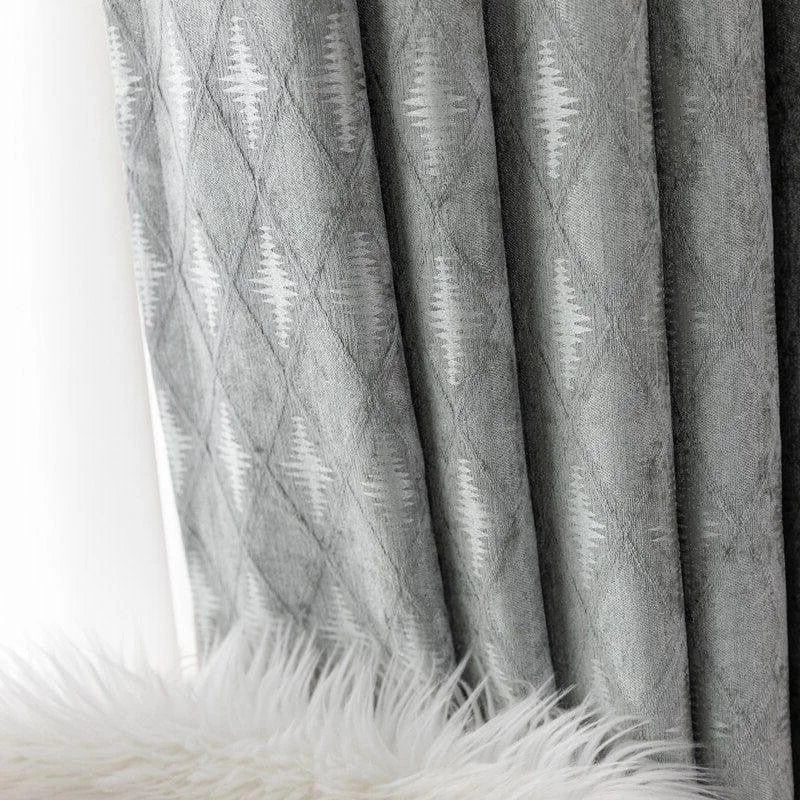Rideau gris avec motifs géométriques, idéal pour un salon moderne. Ce rideau ajoute une touche élégante à votre décoration intérieure tout en offrant une atmosphère chaleureuse et accueillante. Parfait pour créer une ambiance douce et raffinée dans votre espace de vie.