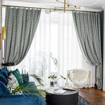 Rideaux élégants pour salon moderne, avec un motif discret, agrémentent la luminosité d'une pièce chic aux tons bleus et dorés. Ambiance chaleureuse et accueillante, idéale pour une décoration intérieure raffinée.