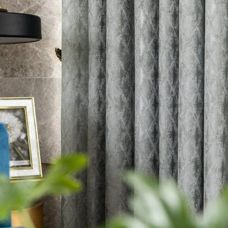 Rideaux élégants avec motif discret, ajoutant une touche moderne à votre intérieur. Idéal pour salon ou chambre, ce design subtil s'harmonise parfaitement avec tout type de décoration, offrant une ambiance chaleureuse et apaisante. Éléments de décoration en arrière-plan ajoutant profondeur et style à l'espace.