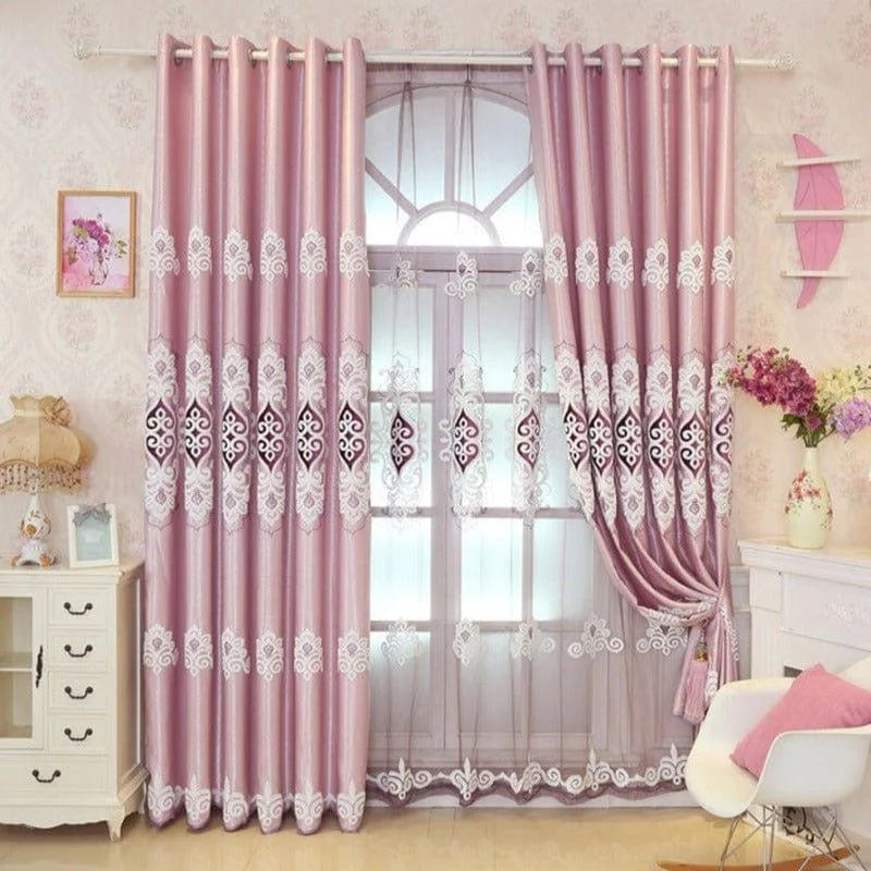Rideaux élégants rose avec motifs décoratifs, parfaits pour ajouter une touche sophistiquée à votre salon ou chambre. Accents blancs qui complètent un design intérieur moderne et chic. Idéal pour une ambiance chaleureuse et accueillante.