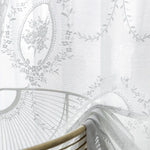 Voilage blanc élégant avec motif floral délicat, parfait pour apporter une touche de raffinement et de luminosité à votre intérieur tout en préservant votre intimité. Ce rideau décoratif s'intègre harmonieusement à divers styles de décoration, idéale pour le salon, la chambre ou le bureau. Solution esthétique pour filtrer la lumière tout en embellissant vos fenêtres.