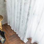 Rideaux élégants à motifs floraux pour salon moderne, apportant finesse et luminosité à votre intérieur. Idéal pour habiller vos fenêtres avec style tout en préservant l'intimité. Conception chic adaptée à divers décors et ameublements.