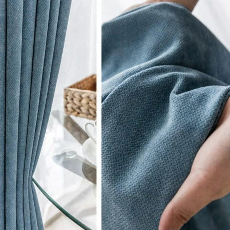 Rideau bleu élégant pour décoration intérieure moderne, idéal pour apporter une touche de sophistication à votre salon ou chambre à coucher. Découvrez l'équilibre parfait entre style et fonctionnalité avec cette solution de fenêtre tendance.
