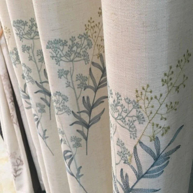 Rideau élégant avec motif floral gris et vert, parfait pour une décoration intérieure moderne et apaisante. Idéal pour ajouter une touche naturelle et sophistiquée à votre salon ou chambre. Design raffiné et tendance pour embellir vos fenêtres.