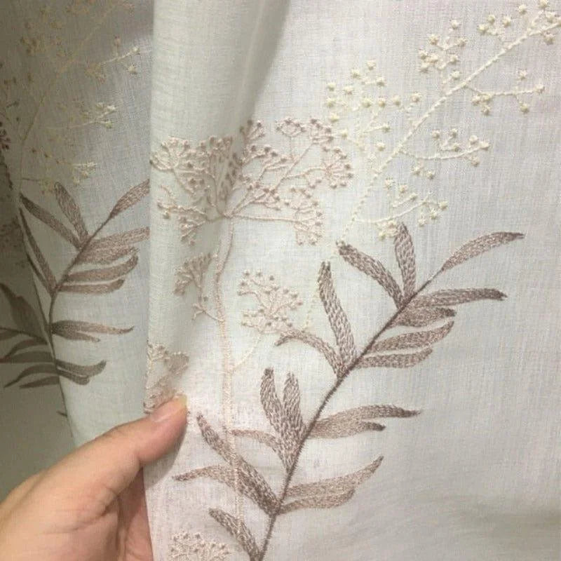 Rideau élégant avec motifs floraux brodés, parfait pour ajouter une touche de sophistication à votre intérieur. Design naturel avec feuilles et fleurs pour une ambiance apaisante. Idéal pour salon, chambre ou bureau.