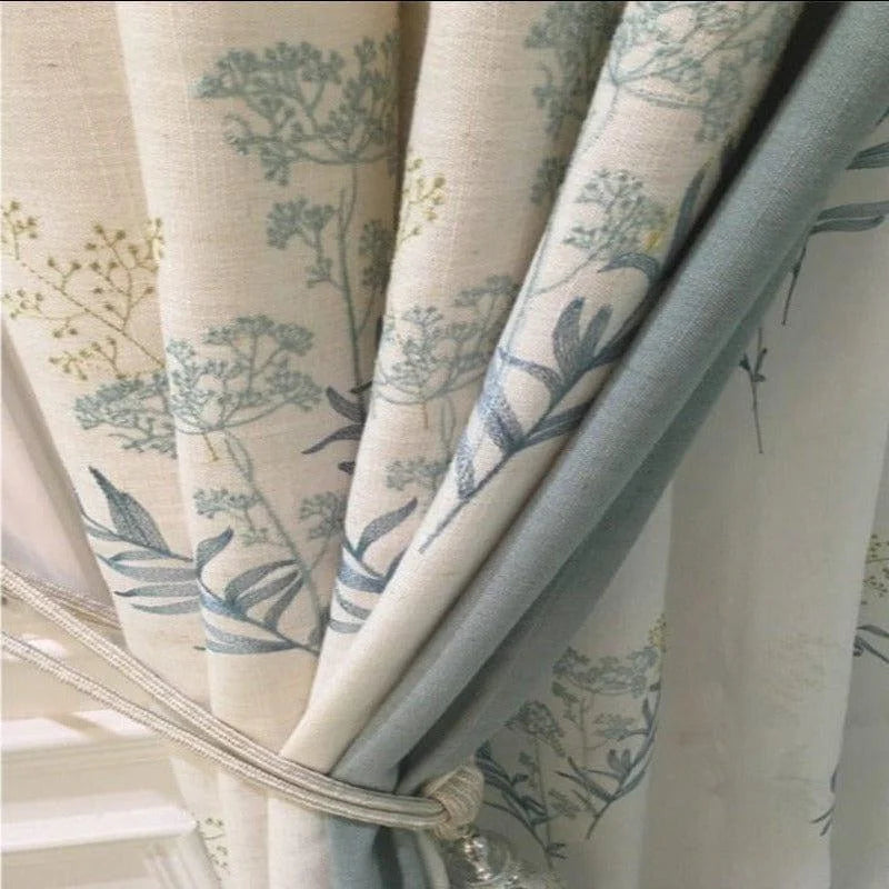 Rideau élégant avec motifs floraux bleus et verdoyants, parfait pour ajouter une touche naturelle et raffinée à votre décoration intérieure. Idéal pour habiller les fenêtres du salon ou de la chambre, ce rideau offre une ambiance apaisante et stylée.