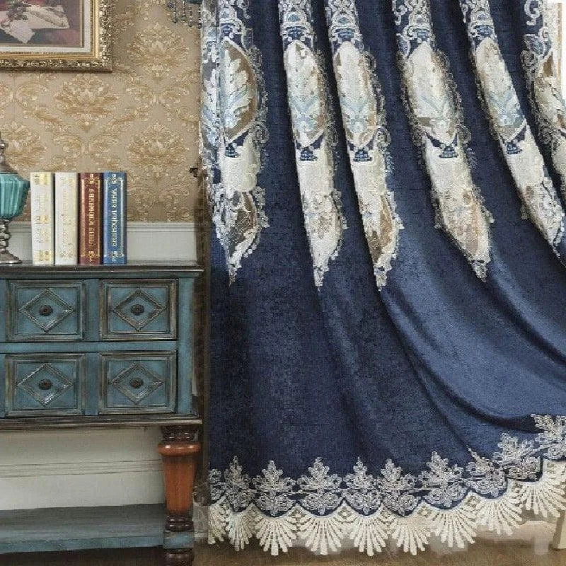 Rideau élégant avec motifs baroques en bleu et blanc, offrant une touche luxueuse à votre intérieur. Parfait pour sublimer n'importe quelle pièce de vie. Accompagné d'une commode vintage et d'une décoration murale sophistiquée, cet ensemble apporte une ambiance raffinée à votre espace. Ideal pour embellir votre salon ou chambre avec style.