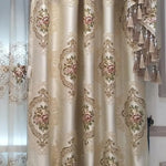 Rideaux élégants avec motifs floraux vintage et broderies détaillées, parfaits pour ajouter une touche classique et raffinée à votre salon ou chambre à coucher. Décoration intérieure chic avec franges luxueuses pour un style intemporel et sophistiqué.