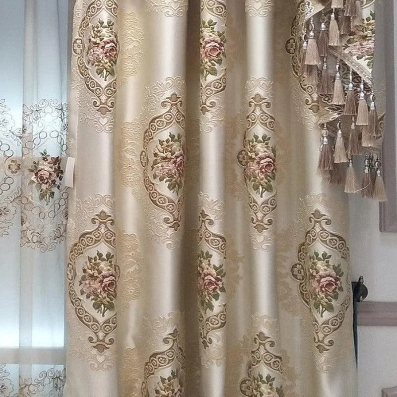 Rideaux élégants avec motifs floraux vintage et broderies détaillées, parfaits pour ajouter une touche classique et raffinée à votre salon ou chambre à coucher. Décoration intérieure chic avec franges luxueuses pour un style intemporel et sophistiqué.