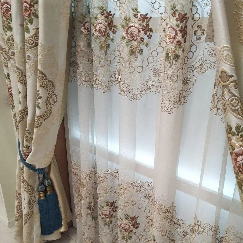 Rideaux élégants avec motifs floraux brodés, ajoutant une touche de sophistication et de raffinement à tout intérieur. Parfait pour créer une ambiance chaleureuse et accueillante dans un salon ou une chambre à coucher. Le design floral délicat et les couleurs douces s'harmonisent avec divers styles de décoration. Accessoire idéal pour rehausser votre décoration intérieure.