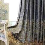 Rideau élégant avec motifs de plumes de paon, idéal pour ajouter une touche sophistiquée à votre salon. Ce modèle raffiné rehausse la décoration intérieure grâce à ses broderies délicates et son style chic. Parfait pour les intérieurs classiques et contemporains, il s'harmonise avec un fauteuil à motifs floraux pour créer une ambiance luxueuse. Découvrez ce rideau de qualité pour sublimer vos fenêtres et apporter une atmosphère élégante à votre espace de