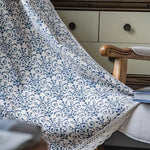 Jeté de canapé élégant avec motifs floraux bleus, idéal pour une décoration intérieure sophistiquée. Apporte une touche de style et de confort à votre salon. Convient parfaitement aux intérieurs classiques ou modernes. Accessoire indispensable pour une ambiance chaleureuse et accueillante.