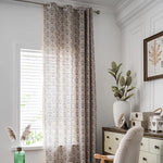Rideau avec motif géométrique, embellissant un intérieur élégant avec une touche moderne, idéal pour décorer les salons et chambres. Ce rideau, suspendu à une tringle design, harmonise parfaitement l'espace lumineux et apporte une ambiance apaisante. Idéal pour créer une atmosphère chaleureuse et sophistiquée dans votre maison.