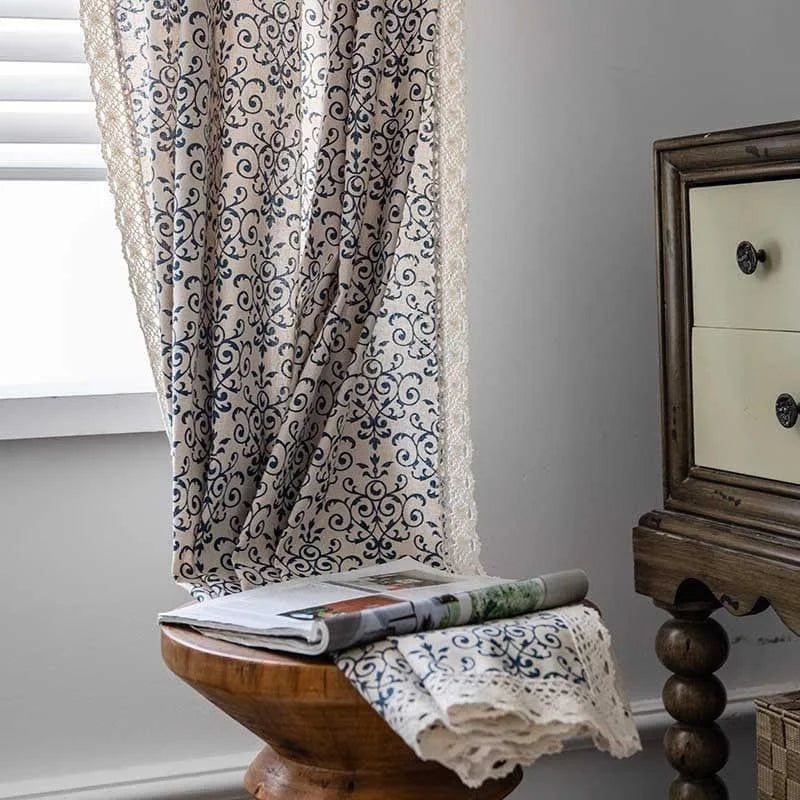 Voilage décoratif avec motifs floraux bleus et dentelle, apportant une touche élégante à votre intérieur. Idéal pour filtrer la lumière naturelle tout en embellissant votre espace. Parfait pour le salon ou la chambre à coucher, s’harmonise avec un décor classique ou moderne, avec une ambiance chaleureuse et accueillante.