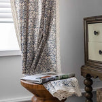Voilage décoratif avec motifs floraux bleus et dentelle, apportant une touche élégante à votre intérieur. Idéal pour filtrer la lumière naturelle tout en embellissant votre espace. Parfait pour le salon ou la chambre à coucher, s’harmonise avec un décor classique ou moderne, avec une ambiance chaleureuse et accueillante.