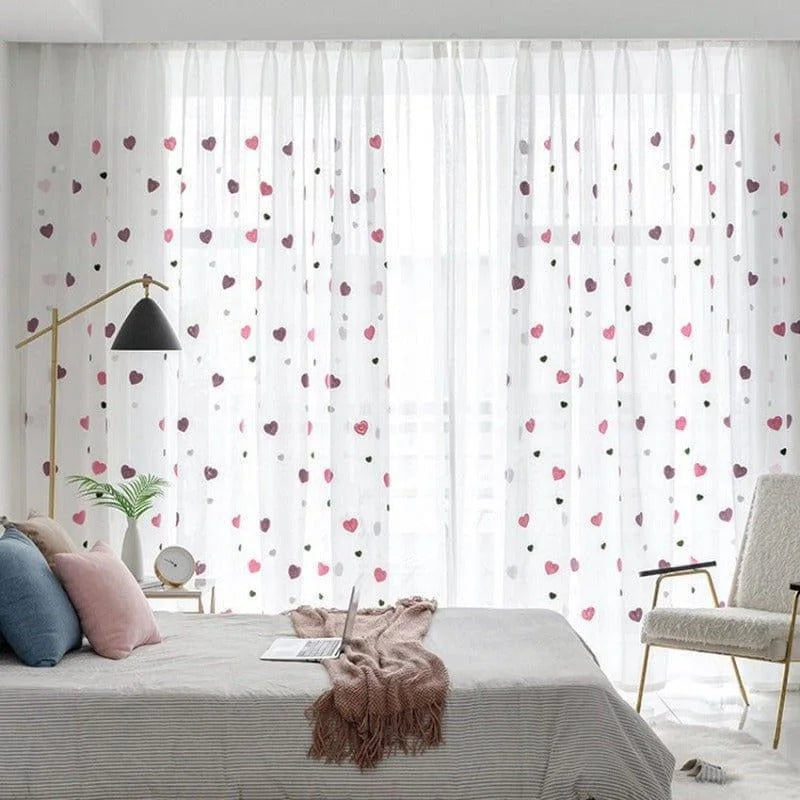 Rideaux décoratifs avec motifs de coeurs roses et violets pour chambre à coucher moderne, ambiance lumineuse et chaleureuse, design élégant et romantique, parfait pour ajouter une touche de charme et de douceur à votre intérieur.