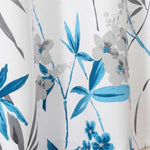Rideau design floral bleu et gris, parfait pour ajouter une touche élégante à votre intérieur. Ce motif botanique rafraîchissant s'intègre harmonieusement dans tout type de décoration, apportant une ambiance paisible et sereine à votre pièce. Idéal pour le salon, la chambre à coucher ou la salle de bain.