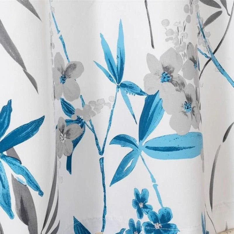 Rideau design floral bleu et gris, parfait pour ajouter une touche élégante à votre intérieur. Ce motif botanique rafraîchissant s'intègre harmonieusement dans tout type de décoration, apportant une ambiance paisible et sereine à votre pièce. Idéal pour le salon, la chambre à coucher ou la salle de bain.