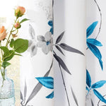 Rideau décoratif avec motif floral bleu et gris, idéal pour ajouter une touche élégante à tout intérieur. Parfait pour le salon ou la chambre, ce rideau apportera fraîcheur et style à votre espace.