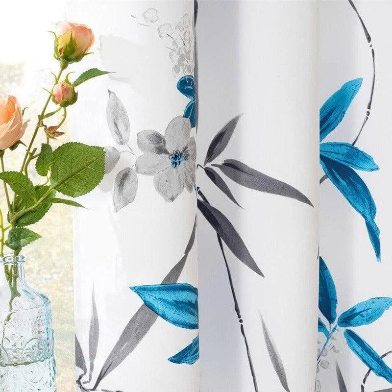 Rideau décoratif avec motif floral bleu et gris, idéal pour ajouter une touche élégante à tout intérieur. Parfait pour le salon ou la chambre, ce rideau apportera fraîcheur et style à votre espace.
