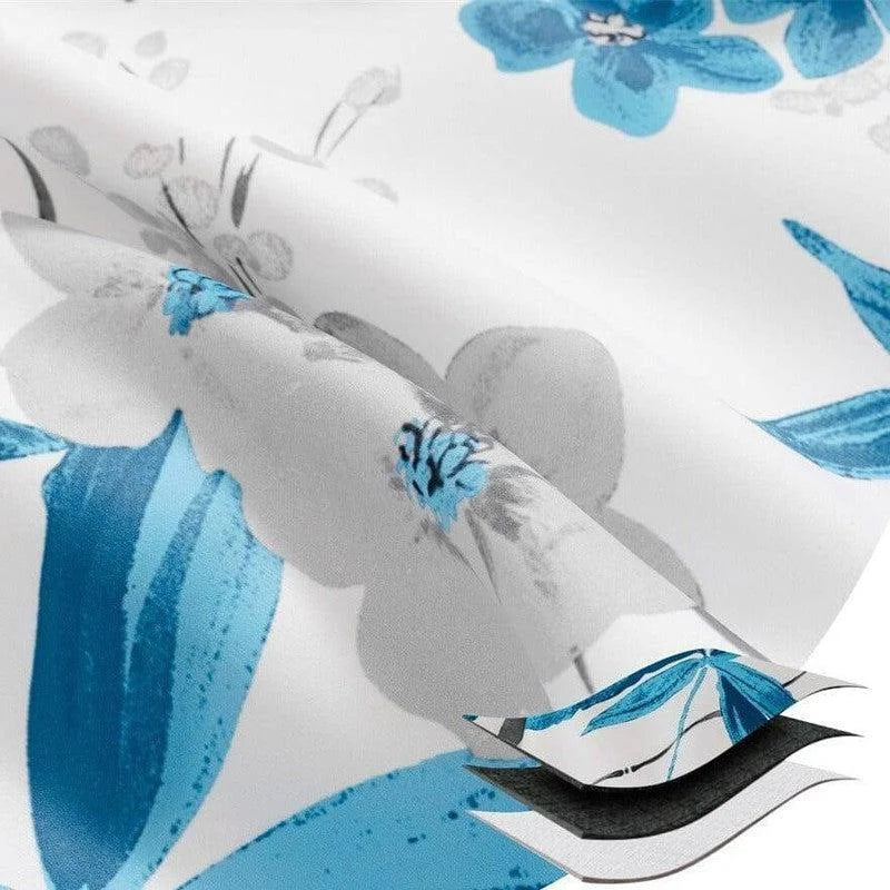 Motif floral bleu et gris sur fond blanc, idéal pour un intérieur élégant. Ce design raffiné et moderne apporte une touche de fraîcheur et de sophistication à votre décoration. Parfait pour embellir un salon, une chambre ou tout autre espace de vie.