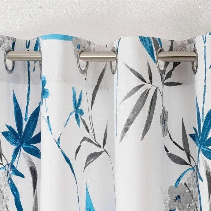 Rideau occultant avec motifs floraux bleu et gris, idéal pour apporter une touche d'élégance et de modernité à votre intérieur. Ce rideau est doté d'œillets pour une installation facile, parfait pour le salon ou la chambre. Transformez votre espace avec ce design raffiné et contemporain.