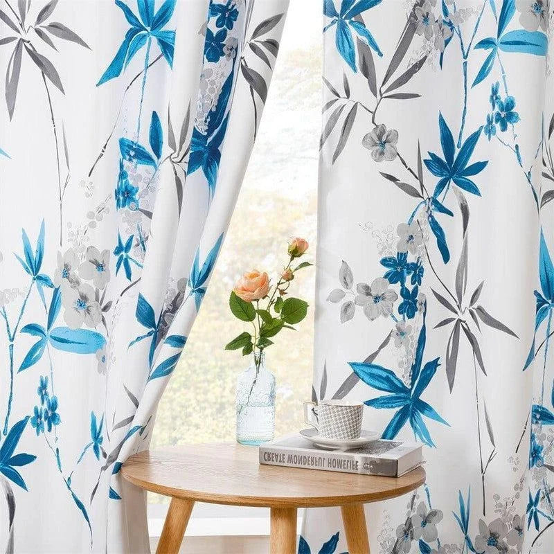 Rideaux à motifs floraux bleus et gris, parfaits pour ajouter de la couleur et de l'élégance à votre intérieur. Idéal pour le salon ou la chambre, ce design apporte une touche naturelle et apaisante à votre espace de vie. Choisissez ces rideaux pour un style moderne et raffiné.