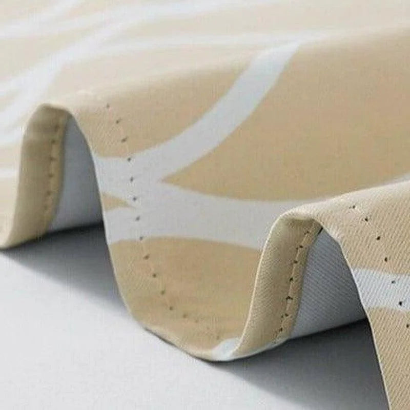 Gros plan sur un tissu beige avec motifs blancs, idéal pour décorer votre intérieur avec élégance. Rideau design offrant une touche moderne et chic, parfaitement adapté à tous styles de décoration. Découvrez l'art de sublimer vos espaces avec ce textile tendance.