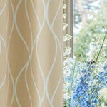 Rideau élégant à motif ondulé beige, parfait pour ajouter une touche de sophistication à votre intérieur. Idéal pour les salons, chambres ou bureaux, ce design moderne s'harmonise avec tout type de décoration. Livraison rapide et installation facile.