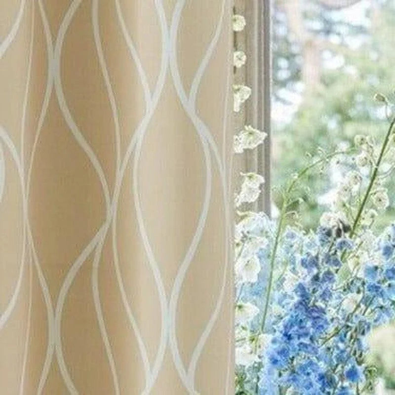 Rideau élégant à motif ondulé beige, parfait pour ajouter une touche de sophistication à votre intérieur. Idéal pour les salons, chambres ou bureaux, ce design moderne s'harmonise avec tout type de décoration. Livraison rapide et installation facile.