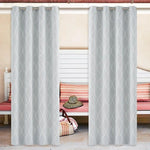 Paire de rideaux occultants gris clair à motifs ondulés, offrant une touche moderne et élégante à votre intérieur. Idéal pour bloquer la lumière et offrir plus d'intimité, parfait pour le salon ou la chambre. Facile à installer avec des œillets métalliques robustes pour un accrochage rapide et sécurisé. Accessoire chic et fonctionnel pour toute décoration d'intérieur.