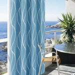 Rideau bleu à motifs ondulés blancs, installé sur une terrasse avec vue sur la mer et le ciel dégagé. Idéal pour apporter une touche moderne et rafraîchissante à votre espace extérieur.