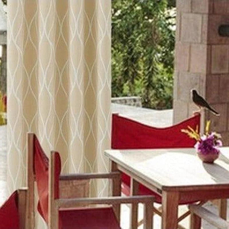 Rideau beige à motifs graphiques pour terrasse, créant une ambiance élégante et accueillante. Idéal pour embellir votre espace extérieur avec une touche moderne. Design sophistiqué et lumineux, parfait pour ajouter du style à votre décoration d'extérieur.