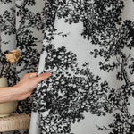 Rideau décoratif à motifs de branches noires sur fond clair. Conçu pour ajouter une touche élégante et naturelle à votre intérieur, ce rideau offre une ambiance apaisante et sophistiquée. Parfait pour les salons ou chambres à coucher, il rehausse le style de votre décoration intérieure avec son design raffiné et moderne.