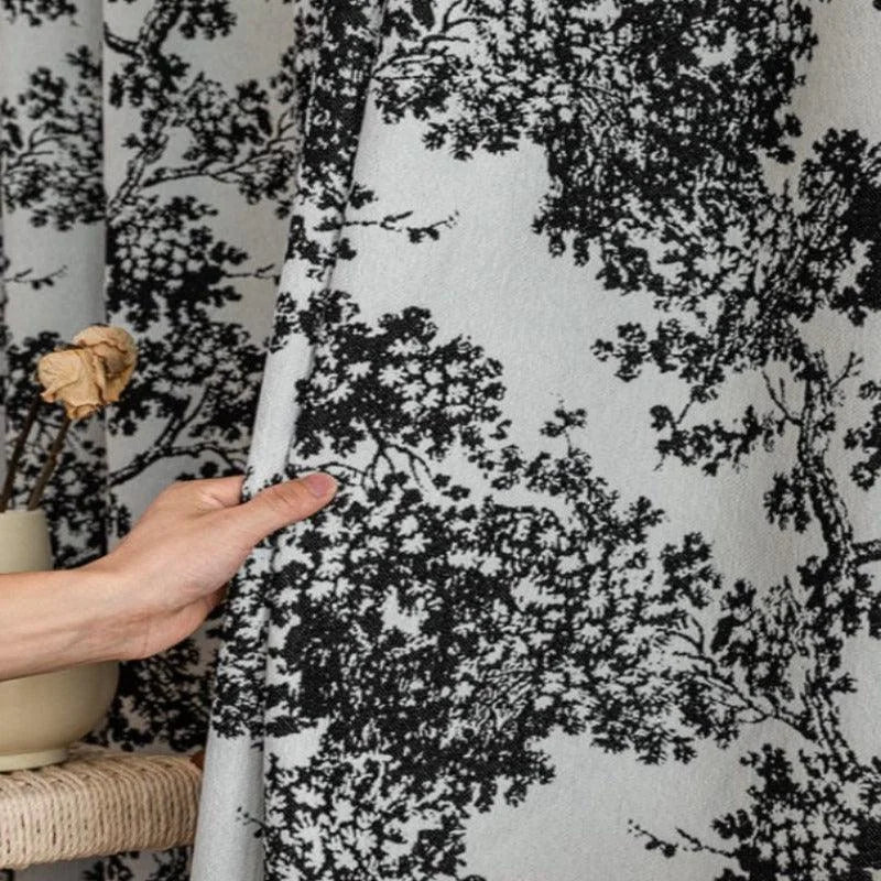 Rideau décoratif à motifs de branches noires sur fond clair. Conçu pour ajouter une touche élégante et naturelle à votre intérieur, ce rideau offre une ambiance apaisante et sophistiquée. Parfait pour les salons ou chambres à coucher, il rehausse le style de votre décoration intérieure avec son design raffiné et moderne.