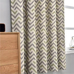 Rideau moderne à motifs géométriques, idéale pour salon ou chambre. Design chevron avec nuances de gris et vert, ajoutant une touche contemporaine à votre décoration intérieure. Parfait pour créer une ambiance élégante et apaisante.