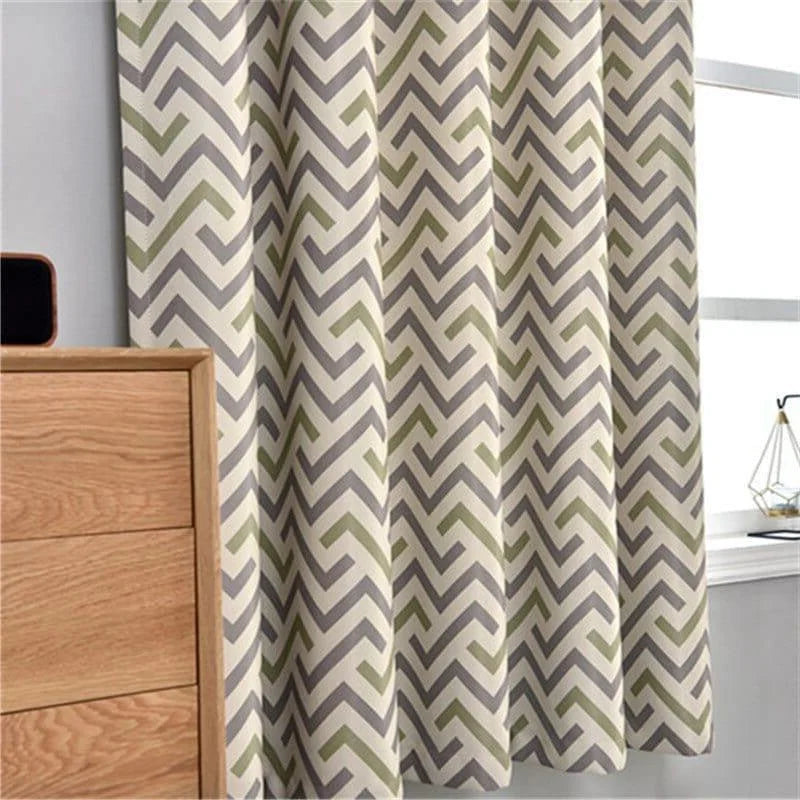 Rideau moderne à motifs géométriques, idéale pour salon ou chambre. Design chevron avec nuances de gris et vert, ajoutant une touche contemporaine à votre décoration intérieure. Parfait pour créer une ambiance élégante et apaisante.
