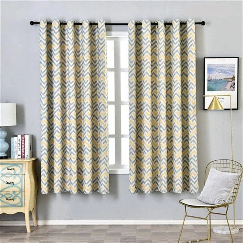 Rideaux à motifs chevrons dans un salon moderne, élégamment accrochés devant une fenêtre. Idéal pour ajouter une touche tendance et chaleureuse à votre intérieur. Accessoire de décoration parfait pour contrôler la luminosité et assurer l'intimité de votre espace.