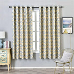 Rideaux à motifs chevrons dans un salon moderne, élégamment accrochés devant une fenêtre. Idéal pour ajouter une touche tendance et chaleureuse à votre intérieur. Accessoire de décoration parfait pour contrôler la luminosité et assurer l'intimité de votre espace.