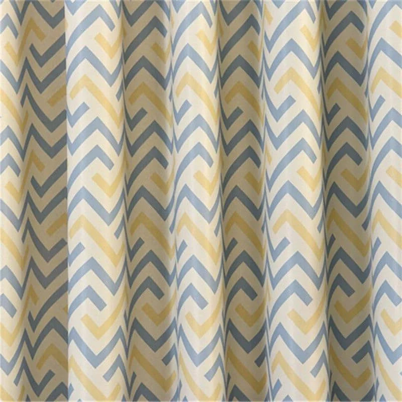 Rideau décoratif à motifs géométriques en chevrons bleus et jaunes, idéal pour ajouter une touche moderne à votre intérieur. Ce design élégant convient parfaitement à un salon, une chambre ou un bureau, apportant une ambiance contemporaine et lumineuse.