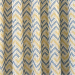Rideau décoratif à motifs géométriques en chevrons bleus et jaunes, idéal pour ajouter une touche moderne à votre intérieur. Ce design élégant convient parfaitement à un salon, une chambre ou un bureau, apportant une ambiance contemporaine et lumineuse.